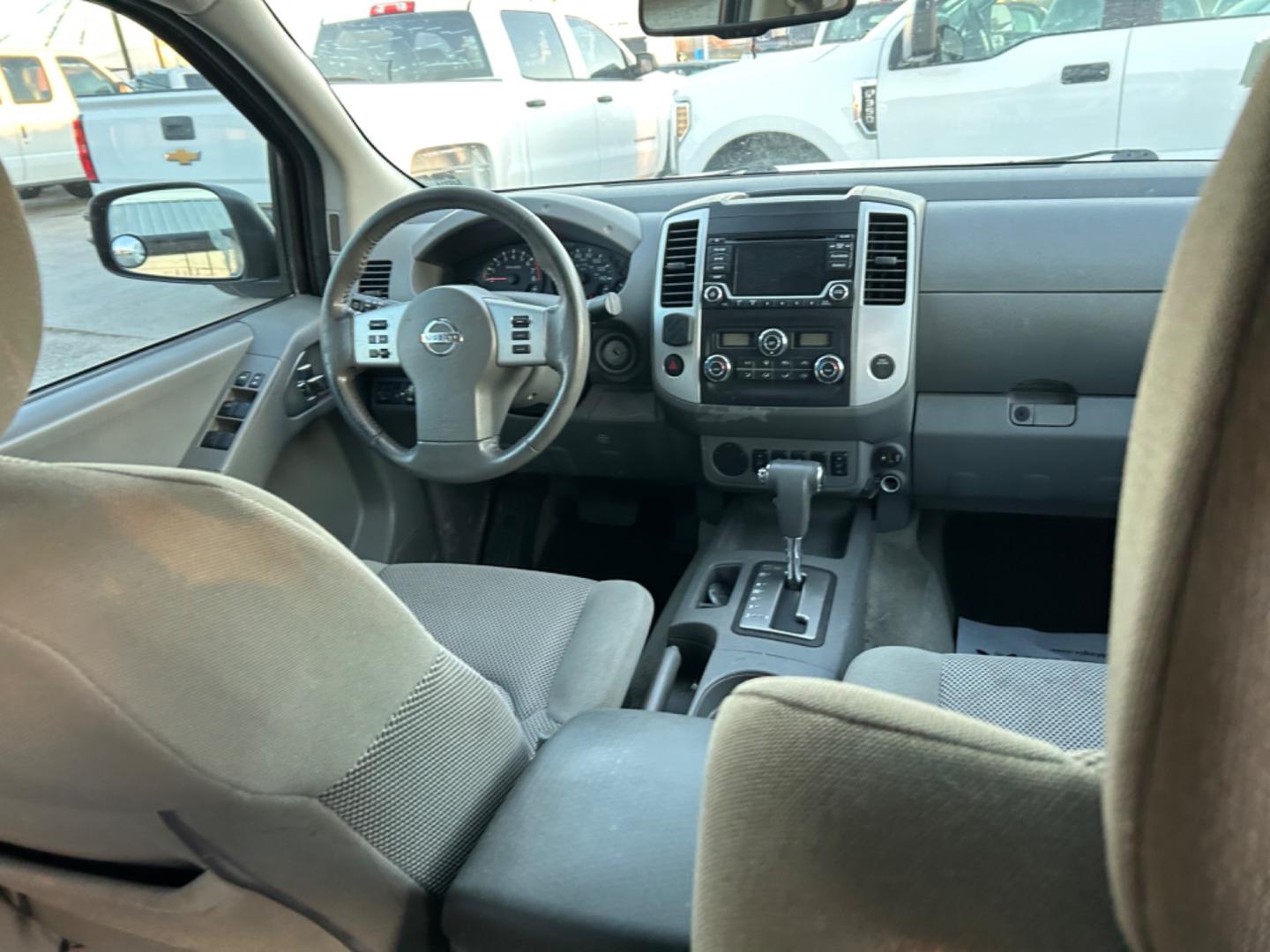 2018 White Nissan Frontier SV Crew Cab LWB 5AT 2WD (1N6AD0FR5JN) with an 4.0L V6 DOHC 24V engine, 5A transmission, located at 1687 Business 35 S, New Braunfels, TX, 78130, (830) 625-7159, 29.655487, -98.051491 - Photo#12